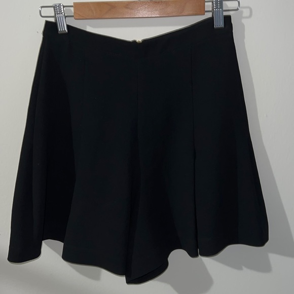 L’AGENCE Shorts - Picture 2 of 6